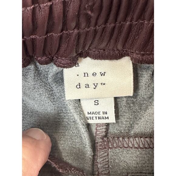 Women's High-Rise Faux Leather Tapered Ankle Pull-On Pants Sz S NWT Burgundy - Picture 14 of 15